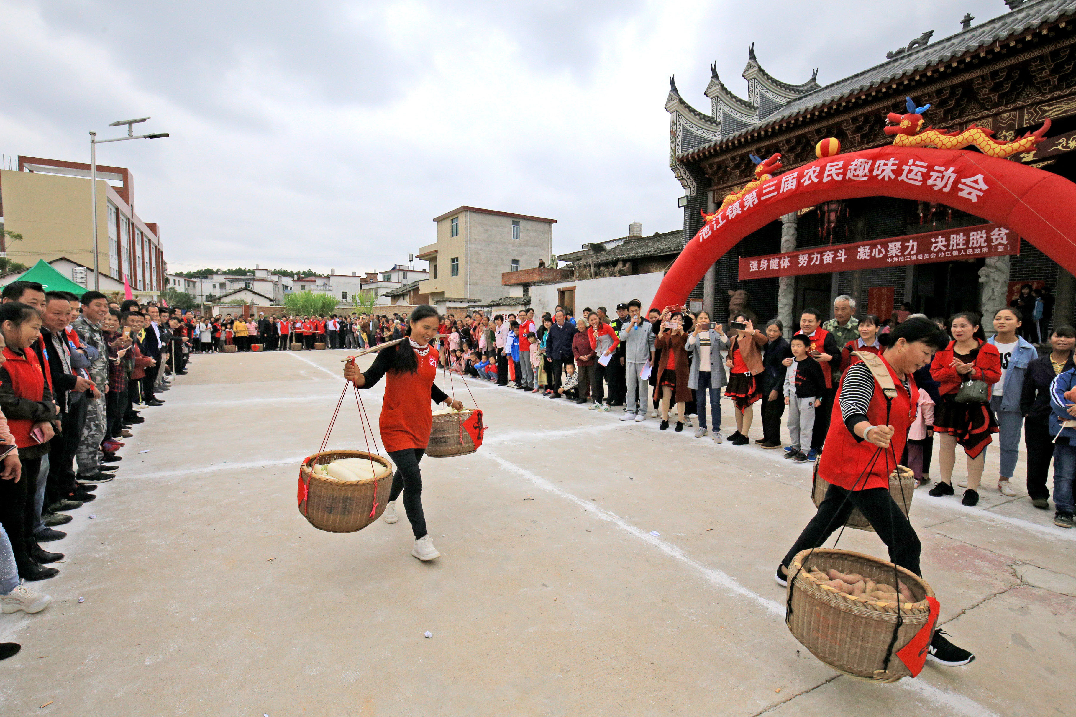 池江镇农民趣味运动会。